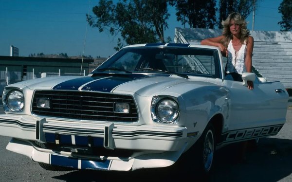 &bdquo;Имало едно време три малки момиченца, които отишли в полицейската академия&ldquo;&hellip; и след това били наети от мистериозен богаташ на име Чарли, който ги изпратил да се бият с лоши момчета с три автомобила Ford. Героинята Сабрина, изиграна от Кейт Джаксън, управлява оранжев Pinto; Кели Гарет (Жаклин Смит) се наслаждава на жълт Mustang, а Джил Мънро (Фара Фосет) управлява вероятно най-емблематичната кола в сериала - Mustang Cobra II, който впоследствие отива в ръцете на Крис (Шерил Лад).

Наистина, през 1976 г. популярността на шоуто помогна на Ford да продаде повече от 25 000 пакета екстериорно оборудване за Cobra II. През 2013 г. GreenLight Collectibles пусна успешна отлята под налягане миниатюра на оригинала.
